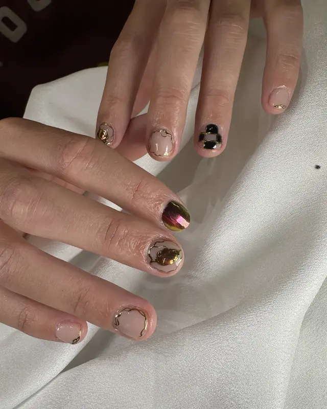 Minimal short manicure with metallic accents